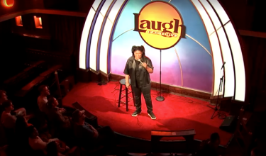 Pelawak Pink Foxx mempersembahkan jenaka di pentas Laugh Factory / Foto REUTERS