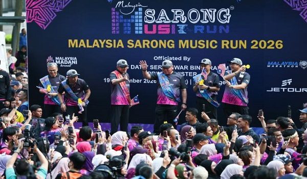 KUALA LUMPUR, 19 Sept - Perdana Menteri Datuk Seri Anwar Ibrahim (tiga, kiri) bersama Menteri Pelancongan, Seni dan Budaya, Datuk Seri Tiong King Sing (kanan) dan Menteri Komunikasi Datuk Seri Fahmi Fadzil (kiri) berada di atas pentas ketika melepaskan peserta Malaysia Sarong Music Run 2026 yang memenuhi Jalan Ampang di sini hari ini. Peserta kelihatan bersedia untuk memulakan larian selepas pelepasan disempurnakan. - fotoBERNAMA (2026) HAK CIPTA TERPELIHARA