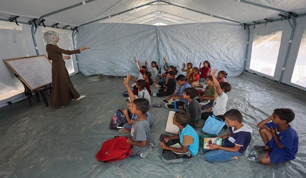 Murid-murid menghadiri kelas di Khan Yunis / AFP