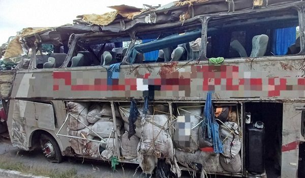 Bahagian bas yang rosak selepas kemalangan di Pernambuco, Brazil, meragut sekurang-kurangnya 17 nyawa, Jumaat lalu/ AFP