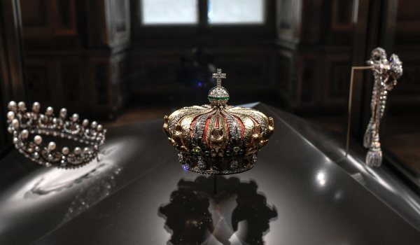 Gambar menunjukkan mahkota Permaisuri Perancis, Eugénie de Montijo yang dipamerkan di Galerie d’Apollon, Muzium Louvre pada 14 Januari 2020/Foto AFP