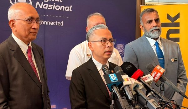 Datuk Seri Fahmi bercakap  pada sidang media selepas Majlis Pertukaran Dokumen bagi Pembiayaan Bernilai RM5.2 bilion untuk DNB / Foto RTM