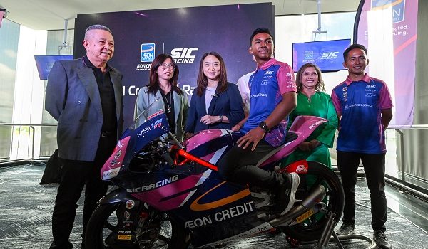 Hakim Danish bersama jentera yang akan digunakan pada GP Malaysia /Foto BERNAMA