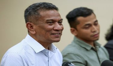 Bekas Ketua Pengarah Jabatan Komunikasi Komuniti (J-KOM) Datuk Dr Mohammad Agus Yusoff  (kiri) Penolong Pegawai J-KOM Abdul Wahab Abdul Kadir Jilani  bercakap kepada media sewaktu mengadakan sidang media khas di Bangi / BERNAMA
