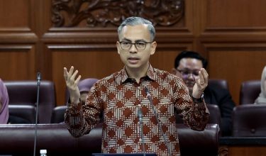 Menteri Komunikasi, Fahmi Fadzil di Dewan Negara/ Foto BERNAMA