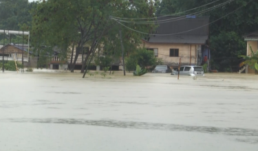 Keadaan banjir yang menenggelamkan rumah dan kenderaan