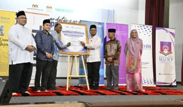 Dr Zulkifli dan Dr Zambry ketika merasmikan Majlis Menandatangani Memorandum Persefahaman antara YADIM dan Institusi Pengajian Tinggi Awam dan Swasta di Masjid Wilayah Persekutuan Kuala Lumpur