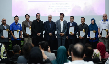 Pengerusi FINAS, Datuk Kamil Othman (lima dari kiri) pada Program Sumbangan Bantuan Industri Kreatif, di sini pada Isnin.