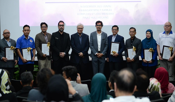 Pengerusi FINAS, Datuk Kamil Othman (lima dari kiri) pada Program Sumbangan Bantuan Industri Kreatif, di sini pada Isnin.