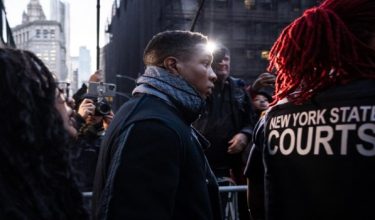 Pelakon Hollywood, Jonathan Majors berjalan keluar dari Mahkamah selepas  didapati bersalah menyerang dan mencederakan bekas teman wanitanya /FOTO AFP