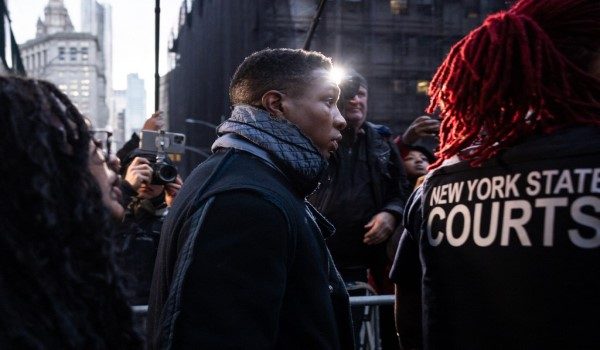 Pelakon Hollywood, Jonathan Majors berjalan keluar dari Mahkamah selepas  didapati bersalah menyerang dan mencederakan bekas teman wanitanya /FOTO AFP