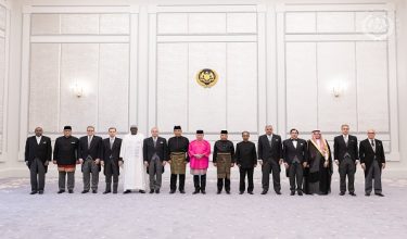 Sultan Ibrahim berkenan bergambar bersama ketua perwakilan asing yang baharu dilantik di Istana Negara/ Foto FB Sultan Ibrahim Sultan Iskandar