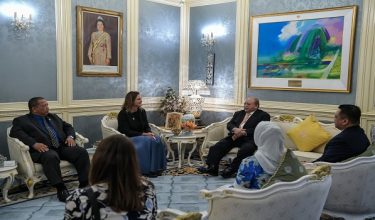 ARAU, 20 Jan -- Raja Perlis Tuanku Syed Sirajuddin Jamalullail (tiga, kiri) berkenan menerima menghadap Pesuruhjaya Tinggi Australia ke Malaysia Danielle Heinecke di Istana Arau di sini, malam tadi.

Turut berangkat Raja Muda Perlis Tuanku Syed Faizuddin Putra Jamalullail dan Raja Puan Muda Perlis Tuanku Dr Hajah Lailatul Shahreen Akashah Khalil.

--fotoBERNAMA (2026) HAK CIPTA TERPELIHARA