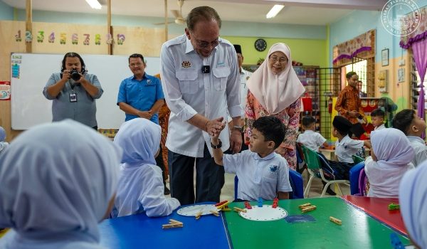 Gambar dirakam ketika Perdana Menteri membuat lawatan ke sekolah pada awal pembukaan sekolah/Foto PMO