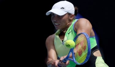 Pemain Amerika Syarikat, Madison Keys membalas pukulan lawan dari Ukraine, Oleksandra Oliynykova pada pusingan pertama Terbuka Australia/Foto AFP