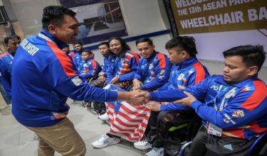 Timbalan Menteri Belia dan Sukan, Mordi Bimol bertemu dengan atlet bola keranjang kerusi roda dan powerlifting sebelum menghadapi saingan APG 2025 di Korat, esok/Foto FB MSN