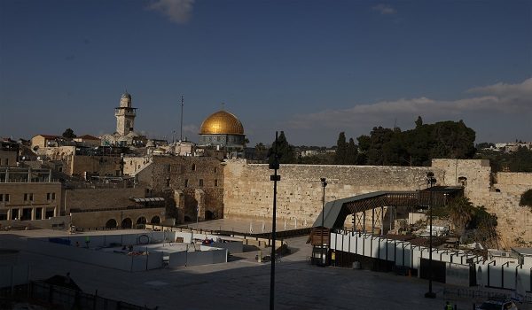 A view of the deserted Jewish Western Wall and the al-Aqsa Mosque compound and the Dome of the Rock (background), on the eve of the last Friday noon prayers of the holy Muslim fasting month of Ramadan, as the Israeli-US war against Iran continues, in the old city of Jerusalem on March 12, 2026. On February 28, Israel and the United States launched strikes on Iran, killing its supreme leader Ayatollah and triggering a war that spread across the Middle East. (Photo by HAZEM BADER / AFP) /