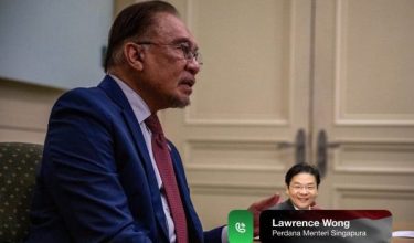 Perdana Menteri Datuk Seri Anwar Ibrahim berhubung dengan erhubung dengan Perdana Menteri Singapura, Lawrence Wong hari ini/Foto PMO