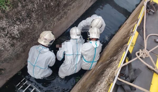 Lelaki ditemukan maut dalam longkang/Foto Bomba