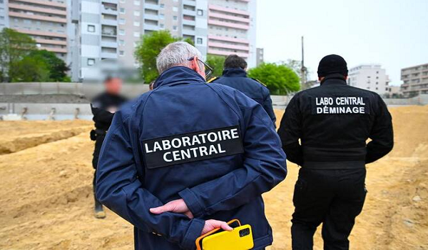 Anggota unit pelupusan bahan letupan polis di lokasi penemuan bom peninggalan Perang Dunia Kedua di pinggir Paris