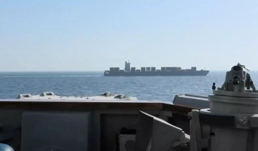 Kapal kargo Touska, kelihatan ketika USS Spruance melaksanakan operasi pintasan di bahagian utara Laut Arab pada 19 April 2026/ Foto REUTERS
