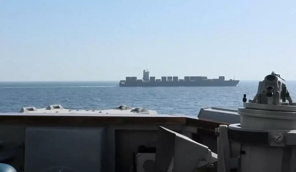 Kapal kargo Touska, kelihatan ketika USS Spruance melaksanakan operasi pintasan di bahagian utara Laut Arab pada 19 April 2026/ Foto REUTERS