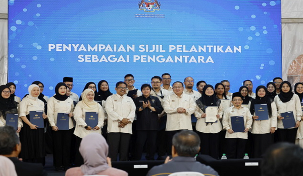Menteri di Jabatan Perdana Menteri (Undang-undang dan Reformasi Institusi), Datuk Seri Azalina Othman Said Majlis Penyerahan Pejabat Bahagian Pembelaan Awam, Pelancaran Kembara Justice on Wheels (JoW) dan Pentauliahan Pegawai Pengantara Jabatan Bantuan Guaman di Putrajaya. / Foto BERNAMA