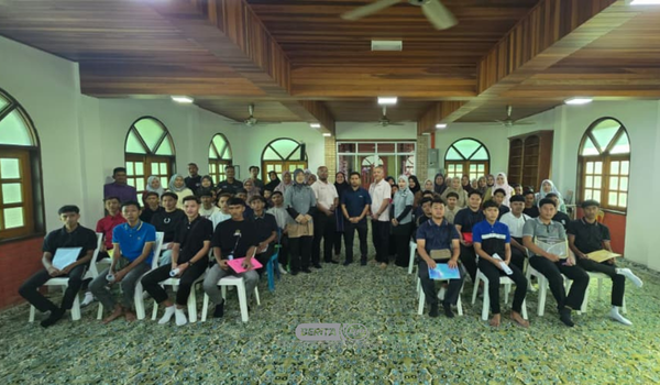 Majlis perasmian dan penghantran 24 pelajar baharu asnaf untuk mengikuti Program 'Zero to Hero' ke The Welding Institute (TWI), Shah Alam