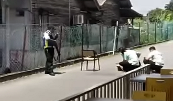 Tangkap layar vidoe tular menunjukkan seorang lelaki cedera di kaki akibat ditembak di kaki oleh pengawal keselamatan kerana mengamuk di sebuah restoran di Banting