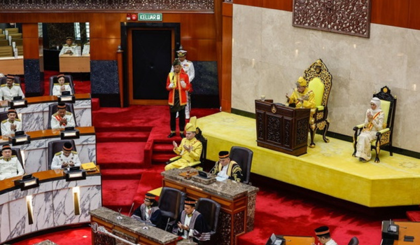 Sultan Selangor Sultan Sharafuddin Idris Shah berkenan mengaminkan bacaan doa pada Istiadat Pembukaan Persidangan Penggal Keempat Dewan Undangan Negeri (DUN) Selangor ke-15/ BERNAMA