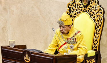 Sultan Selangor Sultan Sharafuddin Idris Shah berkenan mengaminkan bacaan doa pada Istiadat Pembukaan Persidangan Penggal Keempat Dewan Undangan Negeri (DUN) Selangor ke-15/ BERNAMA
