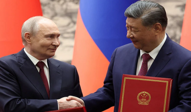 Presiden Rusia, Vladimir Putin dan Presiden China, Xi Jinping berjabat tangan semasa majlis menandatangani perjanjian di Great Hall of the People di Beijing/ Foto REUTERS