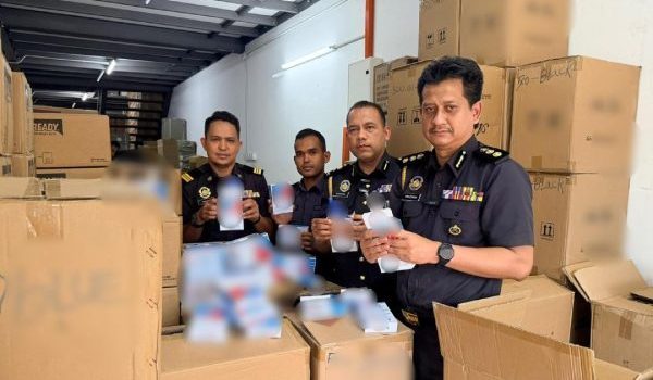 Sindiket menjalankan aktiviti penjualan secara dalam talian sebelum premis mereka diserbu pihak penguat kuasa/Foto KPDN Perak