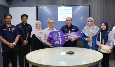 Timbalan Naib Canselor (Pembangunan) UiTM, Profesor Ts. Sr. Dr. Md Yusof Hamid (tiga dari kanan) menyerahkan replika kunci kepada Dekan FKPM, Profesor Dr. Abd. Rasid Abd. Rahman/Foto UiTM