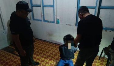 Seorang lelaki warga asing ditahan dalam serbuan di sebuah rumah/Foto Polis