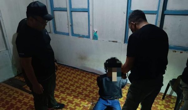 Seorang lelaki warga asing ditahan dalam serbuan di sebuah rumah/Foto Polis