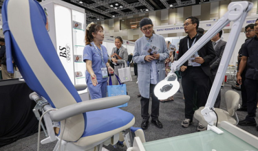 Timbalan Menteri Kesihatan Datuk Hanifah Hajar Taib meluangkan masa melawat reruai sempena Health Summit Asia 2026 di Pusat Konvensyen Kuala Lumpur hari ini.