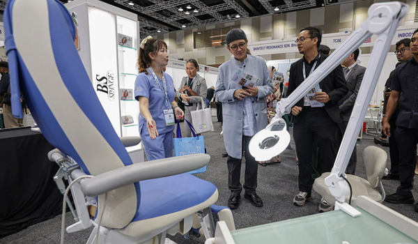 Timbalan Menteri Kesihatan Datuk Hanifah Hajar Taib meluangkan masa melawat reruai sempena Health Summit Asia 2026 di Pusat Konvensyen Kuala Lumpur hari ini.