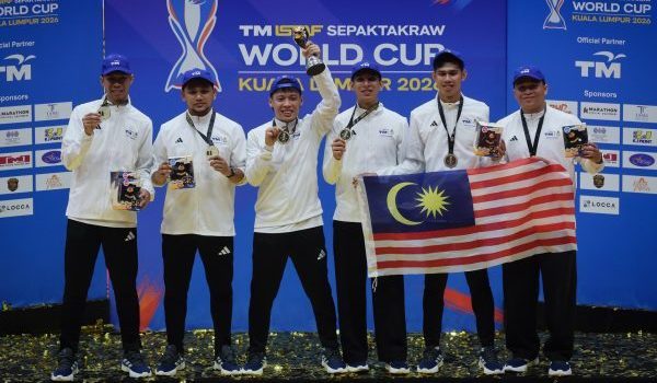 Pasukan sepak takraw kebangsaan menjulang piala kejuaraan selepas menewaskan India pada perlawanan akhir acara kuadran pada Kejohanan Piala Dunia Sepak Takraw 2026 di Stadium Titiwangsa malam tadi/Foto BERNAMA