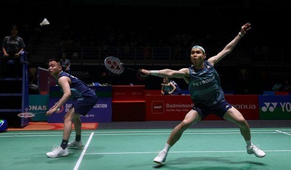 KUALA LUMPUR, 19 Mei -- Beregu lelaki negara Aaron Chia (kiri) dan Soh Wooi Yik (kanan) ketika menentang beregu Singapura, Koh Eng Keat Wesley dan Junsuke Kubo pada kejohanan Perodua Malaysia Masters 2026 di Unifi Arena Bukit Jalil hari ini.

Aaron Chia dan Soh Wooi Yik menang dengan keputusan 19-21, 21-10 dan 21-12.

--fotoBERNAMA(2026) HAK CIPTA TERPELIHARA