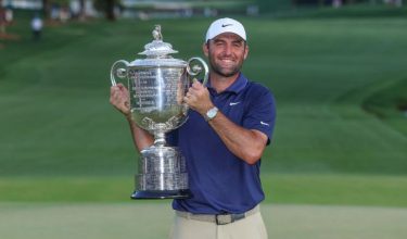 Scottie Scheffler menjulang Trofi Wanamaker selepas meraih kemenangan lima pukulan dalam pusingan akhir Kejohanan PGA di Kelab Desa Quail Hollow