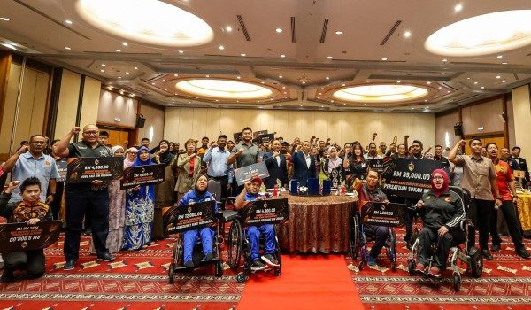 Kerajaan Negeri Sembilan menyampaikan insentif kemenangan sukan berjumlah RM178,000 kepada 37 atlet yang memenangi pingat pada Sukan SEA dan Para ASEAN, Thailand 2025 - Foto Media MBNS