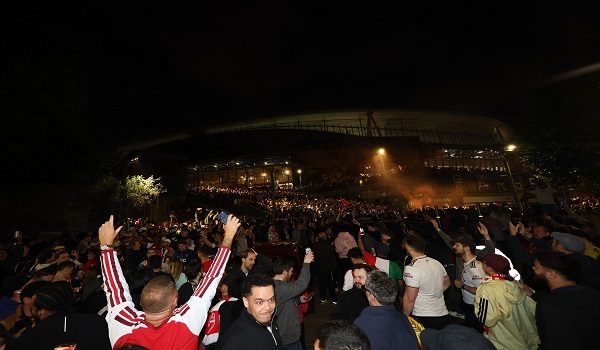 Soccer Football - Premier League - Arsenal fan celebrations - London, Britain - May 19, 2026 Arsenal fans celebrate outside the Emirates stadium as Arsenal win the Premier League Action Images via Reuters/Andrew Boyers