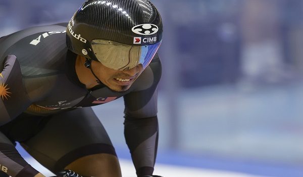 NILAI, 26 April -- Jaguh berbasikal trek negara Datuk Azizulhasni Awang ketika beraksi dalam acara suku akhir pecut lelaki menentang pelumba dari Czech Dominik Topinka pada Kejohanan Piala Dunia Berbasikal Trek UCI di Velodrom Nasional hari ini.

--fotoBERNAMA (2026) HAK CIPTA TERPELIHARA