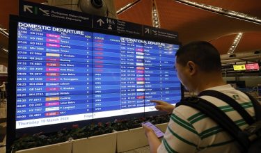 SEPANG, 19 Mac -- Orang ramai memeriksa jadual penerbangan mereka untuk pulang ke kampung halaman bagi menyambut Aidilfitri semasa tinjauan fotoBernama di Lapangan Terbang Antarabangsa Kuala Lumpur (KLIA) Terminal 1 hari ini.
 
--fotoBERNAMA (2026) HAK CIPTA TERPELIHARA