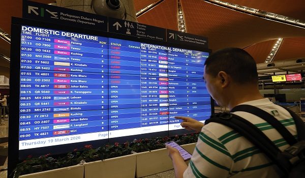 SEPANG, 19 Mac -- Orang ramai memeriksa jadual penerbangan mereka untuk pulang ke kampung halaman bagi menyambut Aidilfitri semasa tinjauan fotoBernama di Lapangan Terbang Antarabangsa Kuala Lumpur (KLIA) Terminal 1 hari ini.
 
--fotoBERNAMA (2026) HAK CIPTA TERPELIHARA