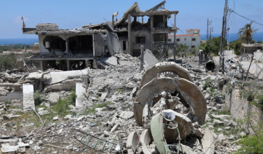 Rumah dan kedai pertukangan di perkampungan Al-Qlailah di daerah Tyre di selatan Lubnan musnah dalam serangan Israel/ AFP