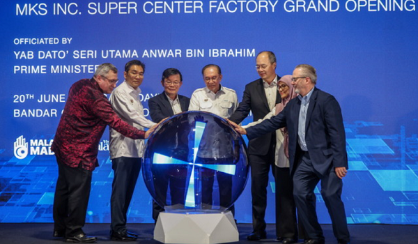 Perdana Menteri, Datuk Seri Anwar Ibrahim menyempurnakan gimik perasmian