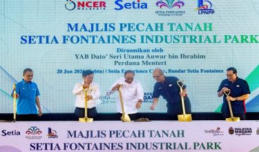 KEPALA BATAS, 20 Jun -- Perdana Menteri Datuk Seri Anwar Ibrahim menyempurnakan gimik perasmian Majlis Pecah Tanah Setia Fontaines Industrial Park di Setia Experience Centre hari ini.

Turut hadir, Ketua Menteri Pulau Pinang Chow Kon Yeow (dua, kiri) dan Pengarah Bukan Eksekutif Bebas Kanan S P Setia Berhad, Datuk Khairil Anwar Ahmad (dua, kanan).

--fotoBERNAMA (2026) HAK CIPTA TERPELIHARA