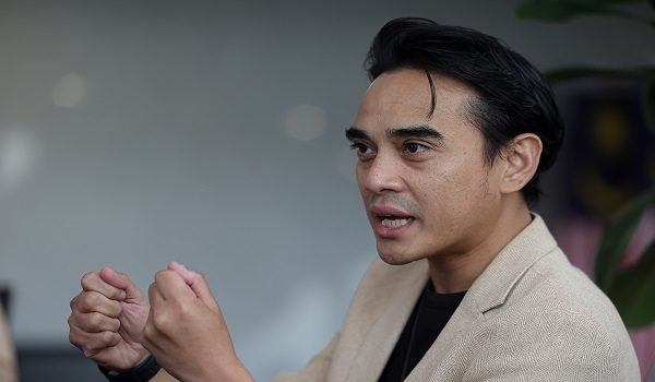 KUALA LUMPUR, 10 Jun -- Ketua Pengarah Penyiaran Radio Televisyen Malaysia (RTM) Ashwad Ismail ketika sesi temu bual mengenai siaran Piala Dunia 2026 di Menara Angkasapuri hari ini.

Ashwad berkata peminat bola sepak tempatan boleh mengikuti kejohanan bola sepak berprestij itu menerusi RTMKlik, saluran RTM di platform MYTV serta Unifi TV.

Program Grandstand Piala Dunia 2026 RTM dijadual bermula pada 1 pagi Jumaat ini (12 Jun), menjelang perlawanan pembukaan antara Mexico dan Afrika Selatan pada 3 pagi waktu Malaysia.

-- fotoBERNAMA (2026) HAK CIPTA TERPELIHARA